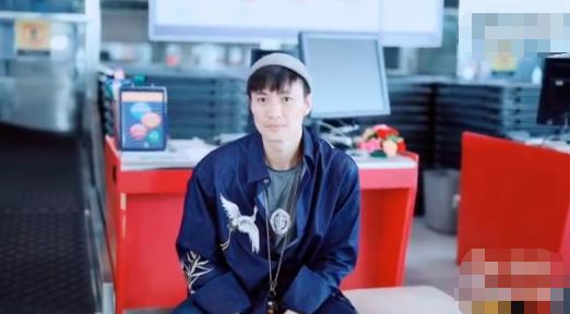 朱丹一家三口出游，夫妇勾肩搭背显甜蜜，爸爸与女儿互动尽显父爱
