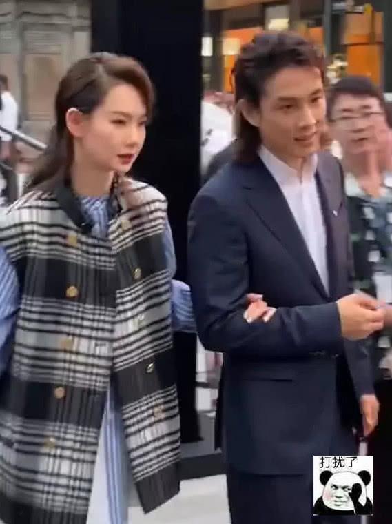 撞脸算什么？夫妻撞脸见过吗？这对明星夫妇比邓超孙俪还相似！