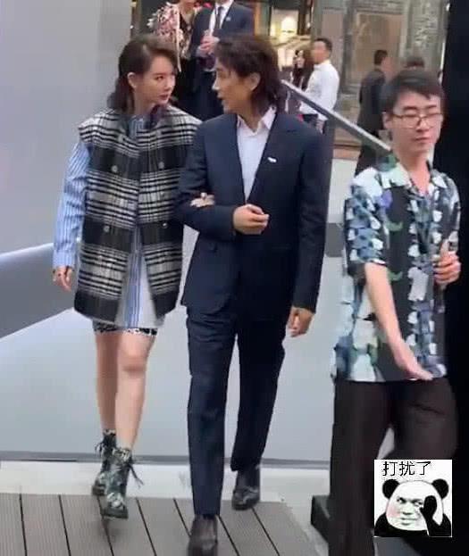 撞脸算什么？夫妻撞脸见过吗？这对明星夫妇比邓超孙俪还相似！