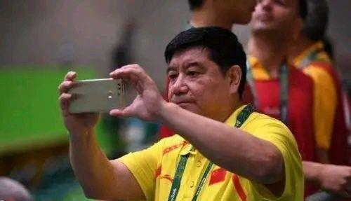 “一代枪神”王义夫现状！两弟子是奥运冠军夫妻档