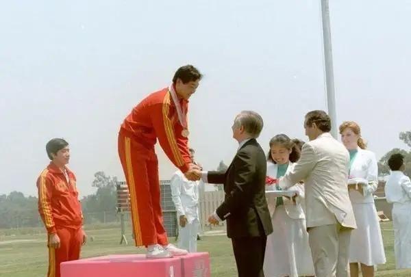 “一代枪神”王义夫现状！两弟子是奥运冠军夫妻档
