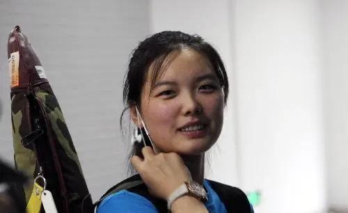 “一代枪神”王义夫现状！两弟子是奥运冠军夫妻档