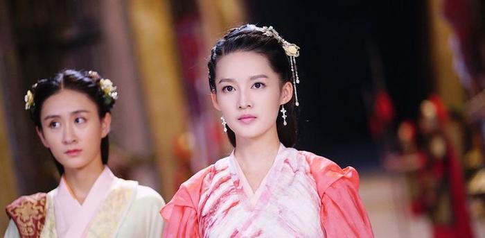 同是娱乐圈的花旦，李沁和孙怡一直被人说长得像，但真相令人吃惊
