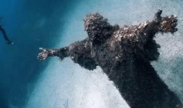 “深海恐惧症”测试图：逆向图压抑着脑神经，不敢喘气