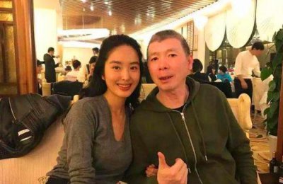 ​杨采钰与刘亦菲干爹陈金飞领证结婚？女方曾捍卫爱情怒骂网友