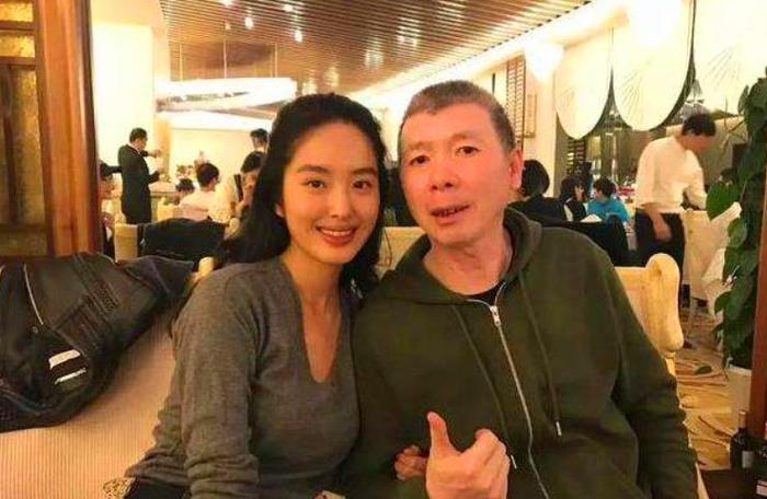 杨采钰与刘亦菲干爹陈金飞领证结婚？女方曾捍卫爱情怒骂网友