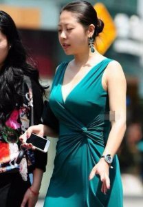 ​轻熟少妇风韵十足，深V丝绸穿出窈窕气质，网友：梦回大唐