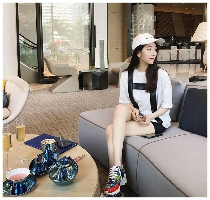 天菜正妹“菜菜”超美颜值，网友：美到爆炸