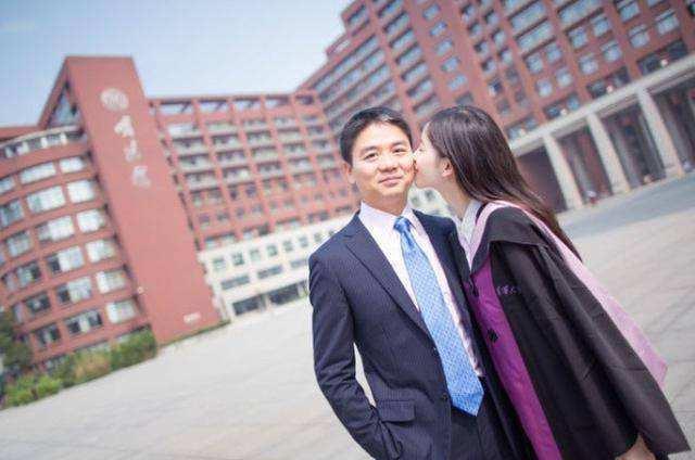 网友英国偶遇奶茶妹妹章泽天，真人素颜超美清纯害羞