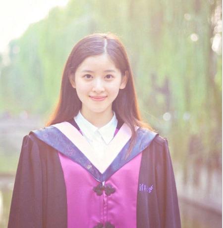网友英国偶遇奶茶妹妹章泽天，真人素颜超美清纯害羞
