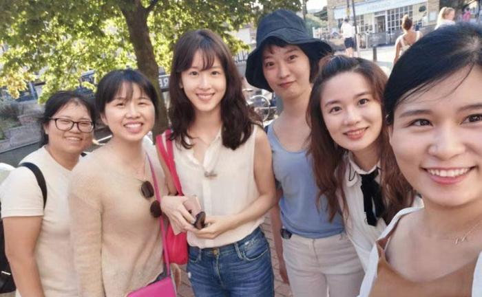 网友英国偶遇奶茶妹妹章泽天，真人素颜超美清纯害羞