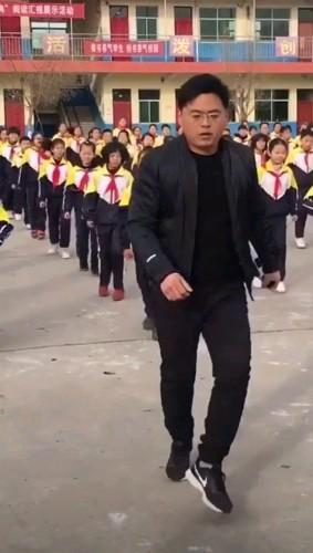 网红校长跳鬼步舞出名后，这次带领学生跳到了北京天安门