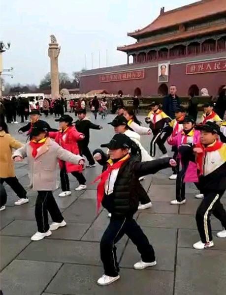 网红校长跳鬼步舞出名后，这次带领学生跳到了北京天安门