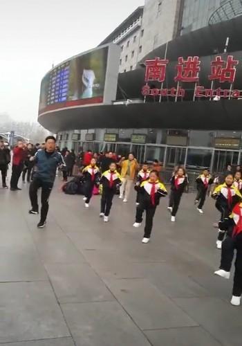 网红校长跳鬼步舞出名后，这次带领学生跳到了北京天安门