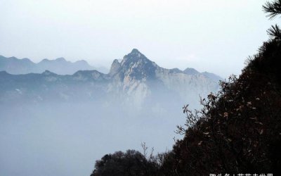 ​陕西有个“小华山”，玻璃栈道如同游龙？适合老人和孩子爬！