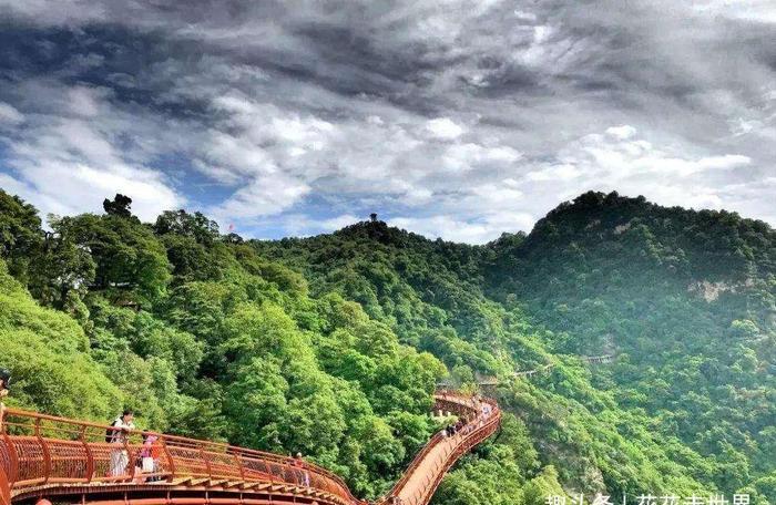 陕西有个“小华山”，玻璃栈道如同游龙？适合老人和孩子爬！