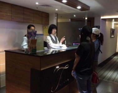 ​订了酒店大床房，可以多带人偷偷进去睡吗？女前台：别怪我没提醒