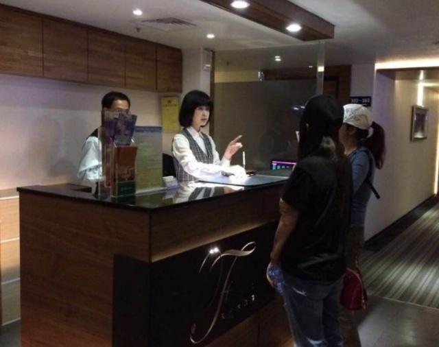 订了酒店大床房，可以多带人偷偷进去睡吗？女前台：别怪我没提醒