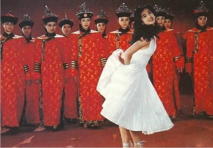 瞿颖晒30年前跑龙套旧照，颜值超高身材好，但主角才是真女神