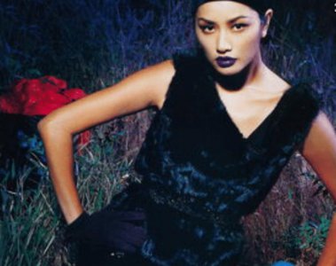 ​瞿颖晒30年前跑龙套旧照，颜值超高身材好，但主角才是真女神