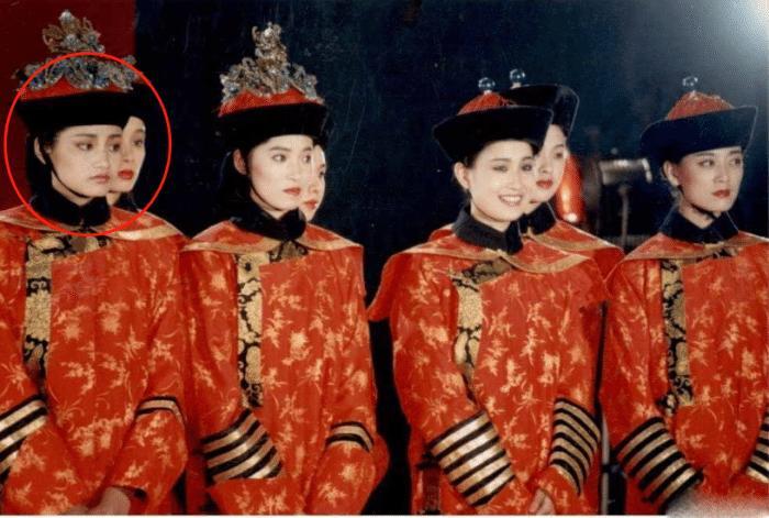 瞿颖晒30年前跑龙套旧照，颜值超高身材好，但主角才是真女神