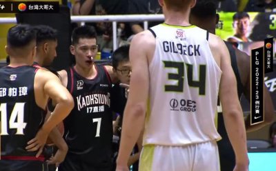 ​对手下落时手肘正面击中林书豪面部 林书豪鼻血横流被搀扶离场