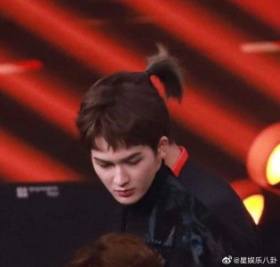 ​朱正廷这波笑出腹肌，图4是朱大爷散步吗？哈哈哈