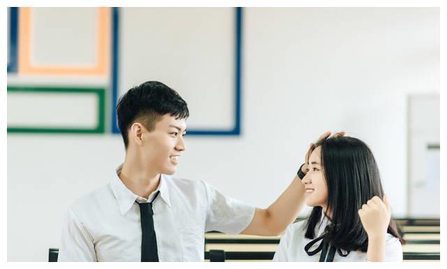 中考满分作文：《你是尘埃也是光》