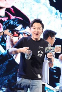 ​黄渤一家四口终于现身，大女儿蓝色羽绒服长腿抢镜比爸爸还吸睛