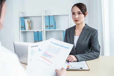 ​美女面试官：三水压倒山，打一字请问是什么？小伙逆思维，被录用