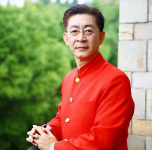 ​六小龄童金屋藏娇32年的妻子，原来是西游记中的她，难怪藏着掖着