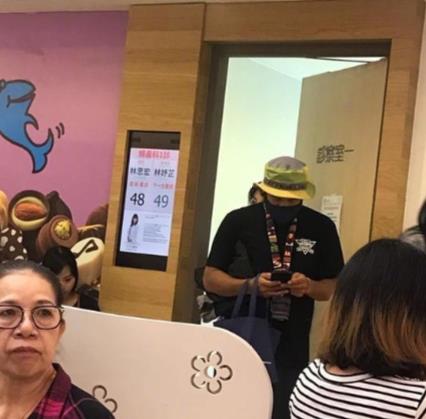 张震岳公布婚讯，女方小腹微微隆起，网友纷纷恭喜！