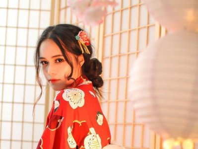 ​小说：穿越女靠刺绣谋生，巧手绣出唐老鸭和米奇，大赚一笔变富婆