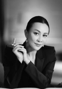​刘嘉玲体重成谜，自称98斤，可这腿看起来真不像