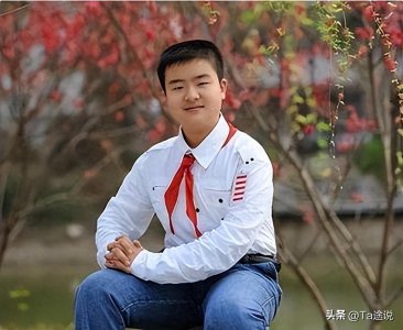 ​12年前，因一张照片火爆全网的五道杠少年黄艺博，如今怎么样了？