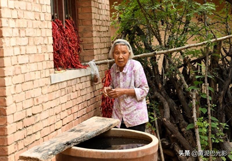 8旬老母，给光棍儿子当“保姆”52年，纠结1件事，何时能如愿