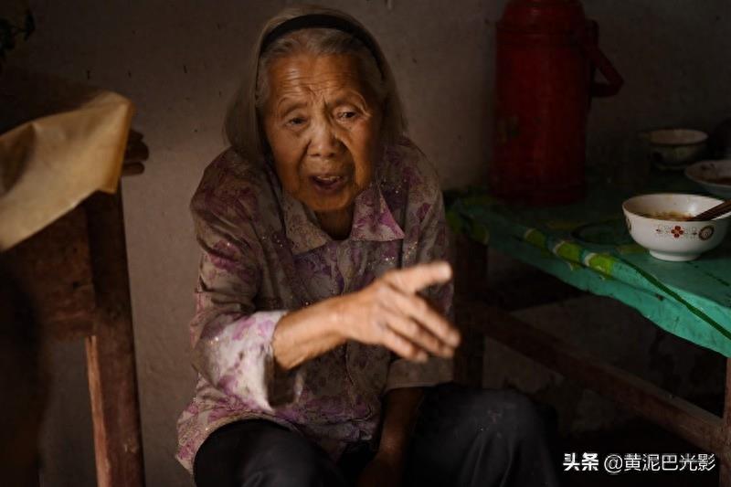 8旬老母，给光棍儿子当“保姆”52年，纠结1件事，何时能如愿