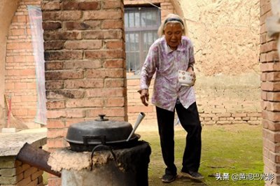 ​8旬老母，给光棍儿子当“保姆”52年，纠结1件事，何时能如愿