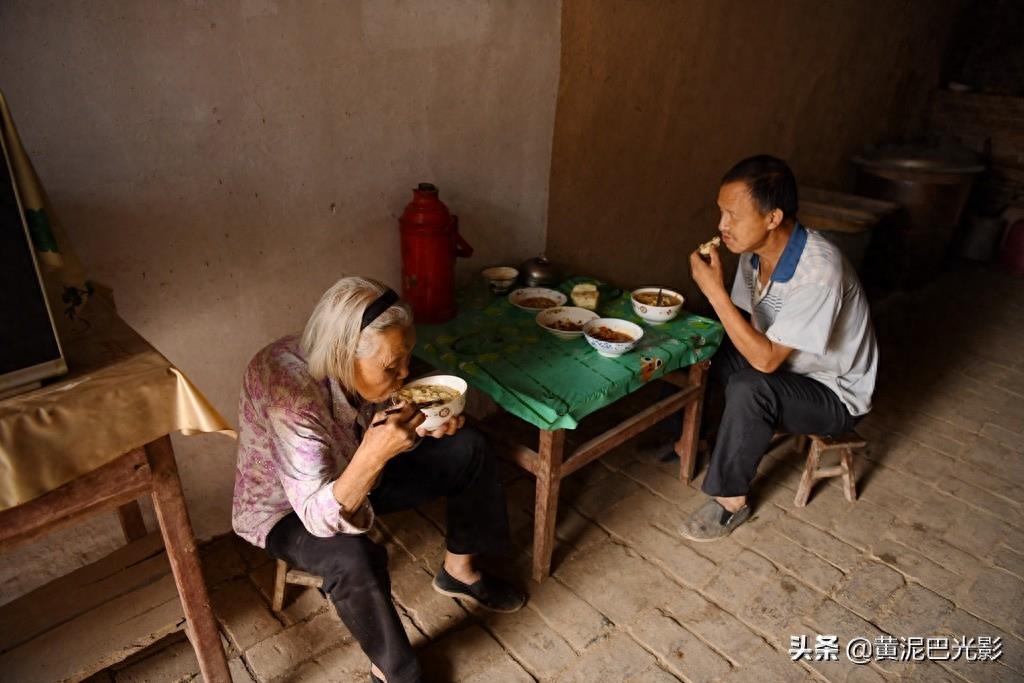 8旬老母，给光棍儿子当“保姆”52年，纠结1件事，何时能如愿
