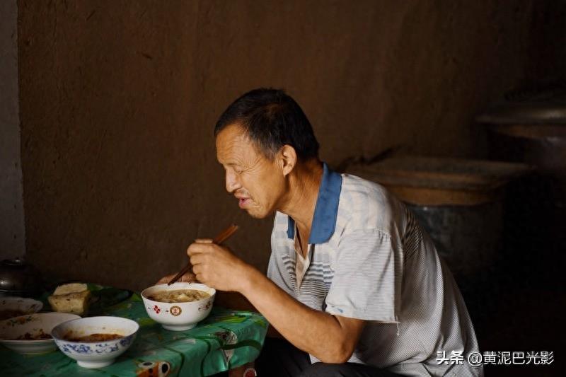 8旬老母，给光棍儿子当“保姆”52年，纠结1件事，何时能如愿