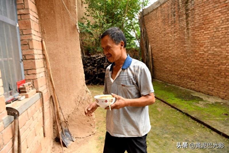 8旬老母，给光棍儿子当“保姆”52年，纠结1件事，何时能如愿