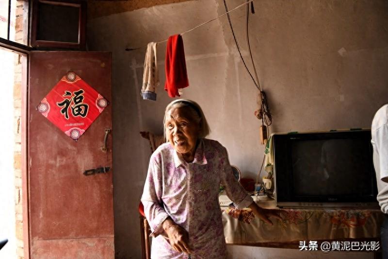 8旬老母，给光棍儿子当“保姆”52年，纠结1件事，何时能如愿
