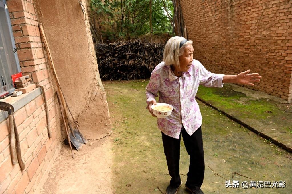 8旬老母，给光棍儿子当“保姆”52年，纠结1件事，何时能如愿