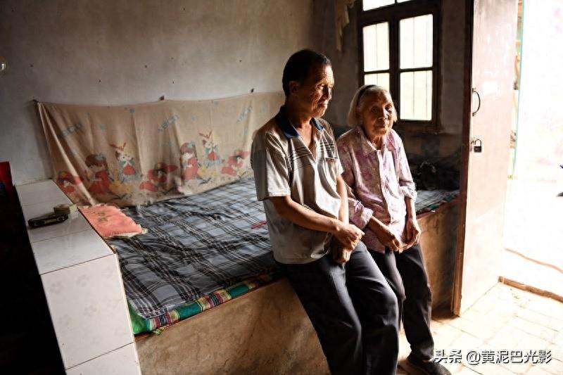 8旬老母，给光棍儿子当“保姆”52年，纠结1件事，何时能如愿