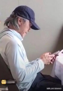 ​57岁“喜剧大师”周星驰近照，满头白发显沧桑，网友：偶像老了
