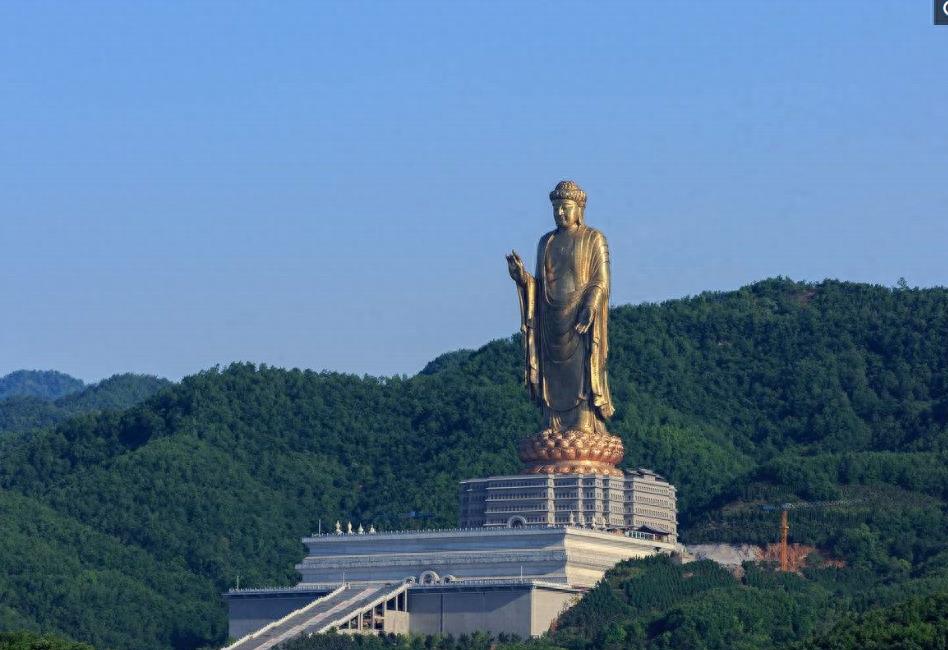 全球第一大佛，耗资12亿，用掉3.3千吨铜和108公斤黄金