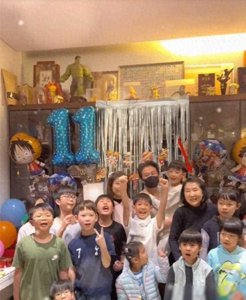 ​和洪金宝离婚30年的韩国前妻曹恩玉现身孙子生日派对，气质依旧
