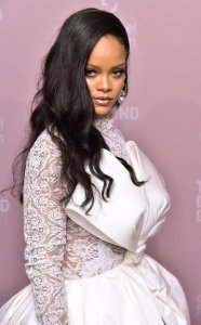 ​蕾哈娜（Rihanna）是一名全球知名的女歌手，曾8度斩获格莱美