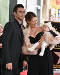 ​“小南瓜”Behati Prinsloo维密走秀造型汇总，笑容亲和