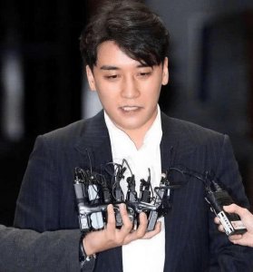 ​港媒爆料宋仲基将宋慧乔“龌蹉视频”发到交谈室，截图求证真相！
